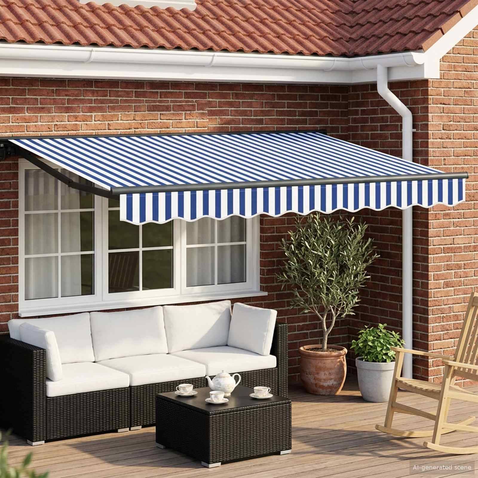 Terrassenfläche aus Ziegeln mit weißem Outdoor-Sofa und Couchtisch unter einer blau-weiß gestreiften Markise, mit Topfpflanzen und Stuhl.