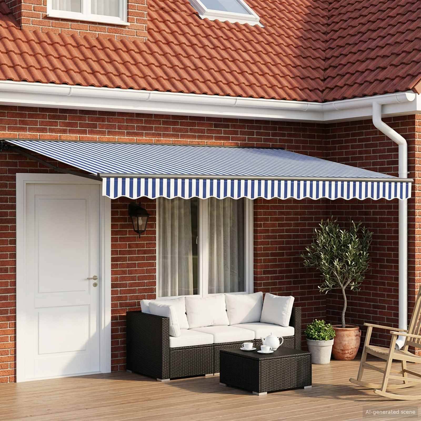 Sitzbereich auf der Terrasse neben einem Ziegelsteinhaus mit einem gestreiften Markisendach über einem Sofa, einem Couchtisch, Topfpflanzen und einem Holzstuhl.