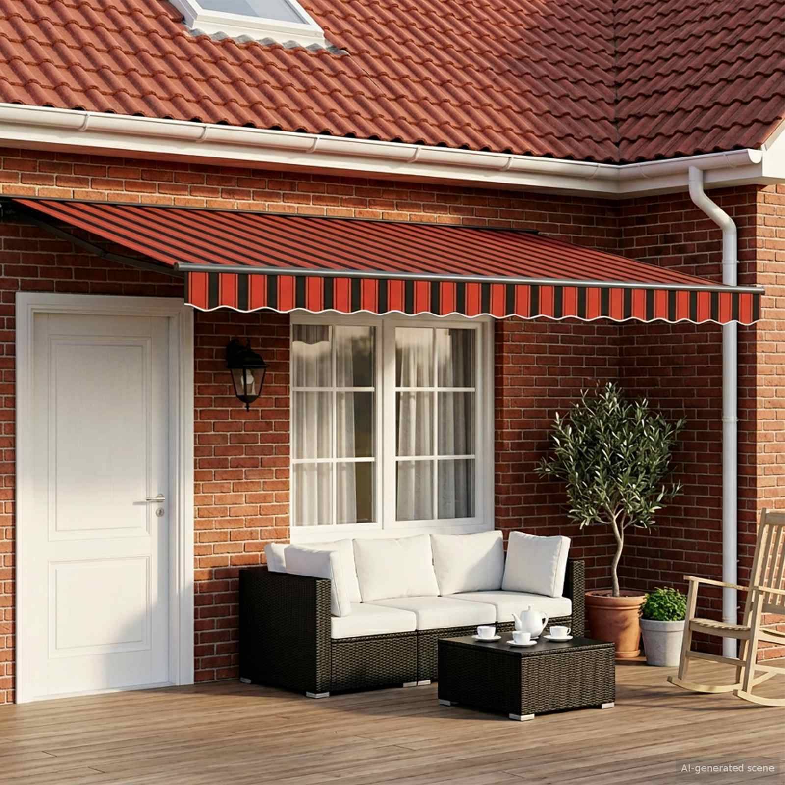 Ziegelpflaster mit einer rot-und-schwarz gestreiften Markise über einem weißen Outdoor-Sofa, Couchtisch, Topfpflanzen und einem Schaukelstuhl neben einer Haustür und einem Fenster.