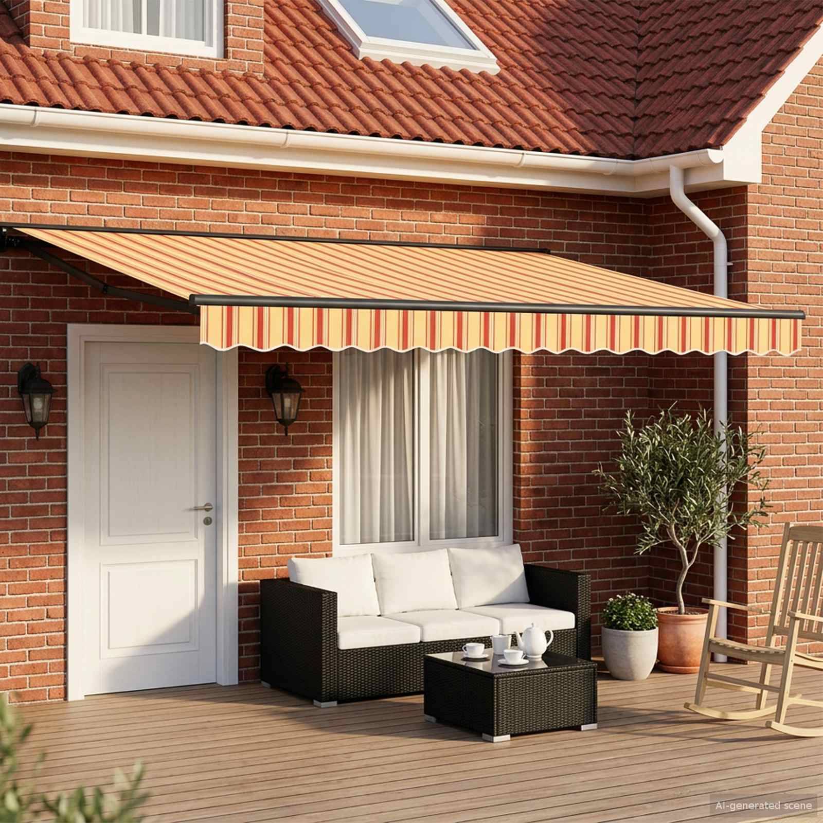 Sitzbereich auf einer Terrasse neben einem Backsteinhaus mit einer gestreiften einfahrbaren Markise, Sofa, Couchtisch und Schaukelstuhl auf einem Holzdeck.