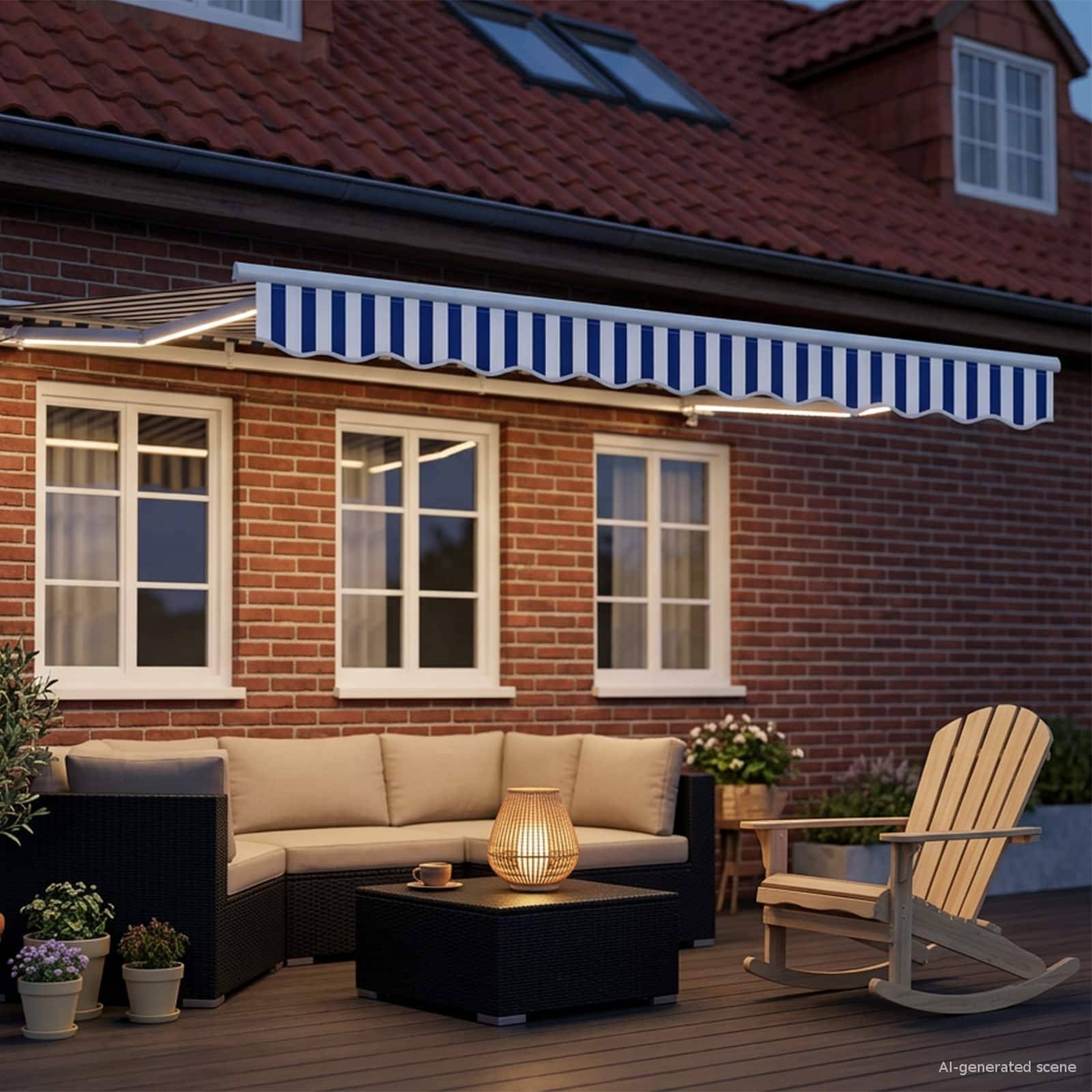 Sitzbereich auf der Terrasse mit beigem Sofa, Couchtisch-Laterne, Schaukelstuhl und gestreifter Markise vor einem Backsteinhaus in der Dämmerung.