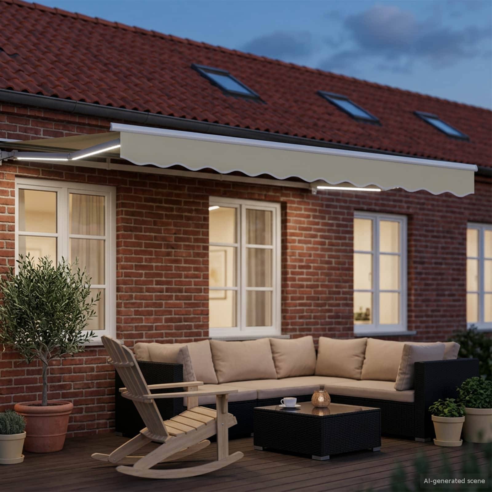 Überdachter Terrassenbereich mit Ecksofa, Schaukelstuhl, Couchtisch, Topfpflanzen und Backsteinhaus-Außenfassade bei Einbruch der Dunkelheit.