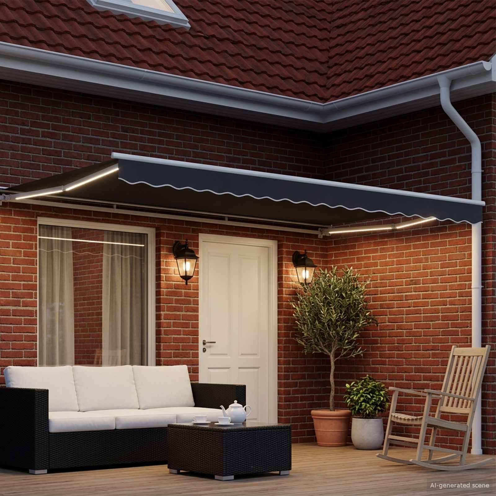 Überdachte Terrasse neben einem Backsteinhaus mit weißer Tür, Outdoor-Sofa, Couchtisch, Topfpflanzen und einem Schaukelstuhl.