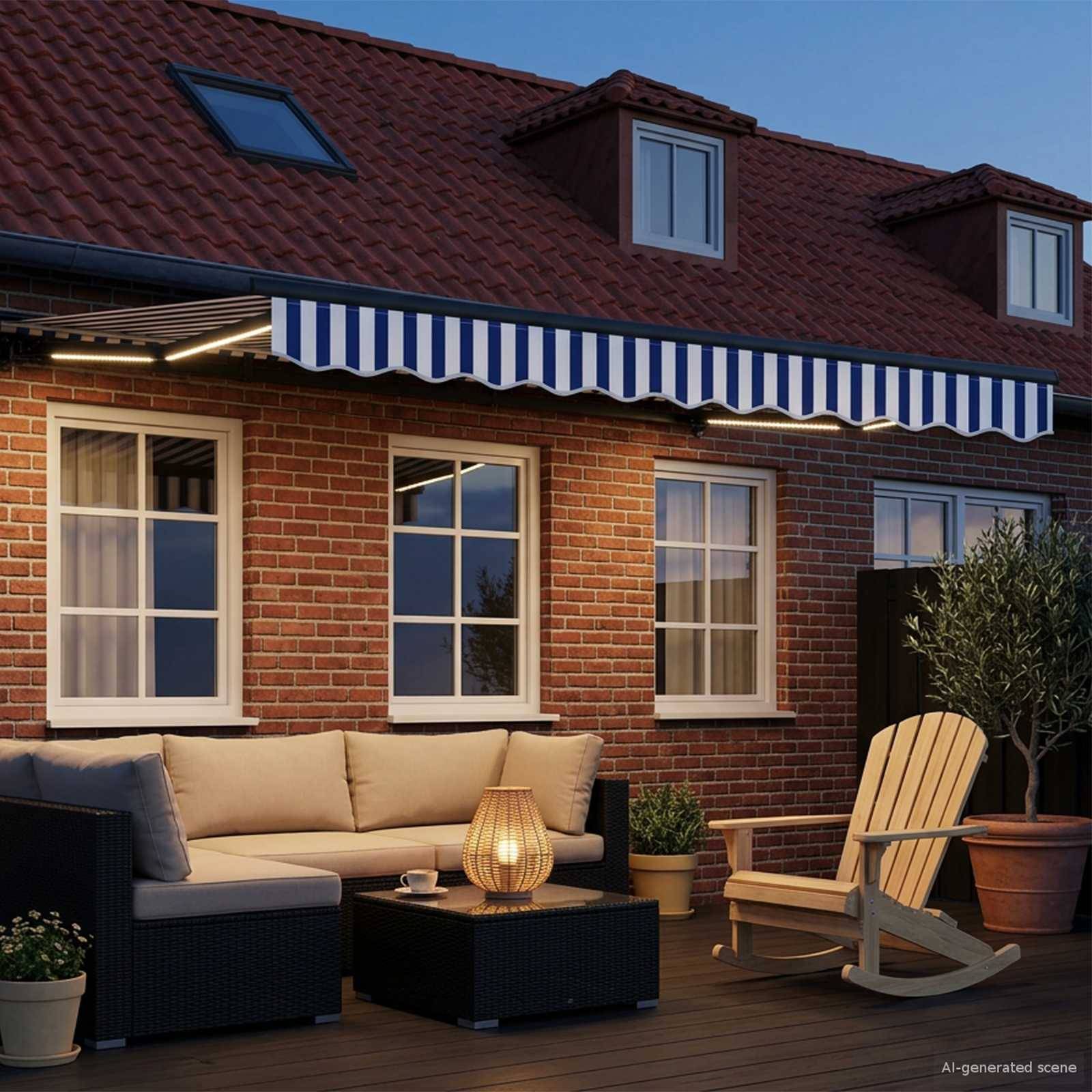 Ziegelhausveranda mit beigem Sofa, Couchtisch-Laterne, Schaukelstuhl, Topfpflanzen und blau-weiß gestreiftem Sonnendach unter einem roten Dach in der Dämmerung.