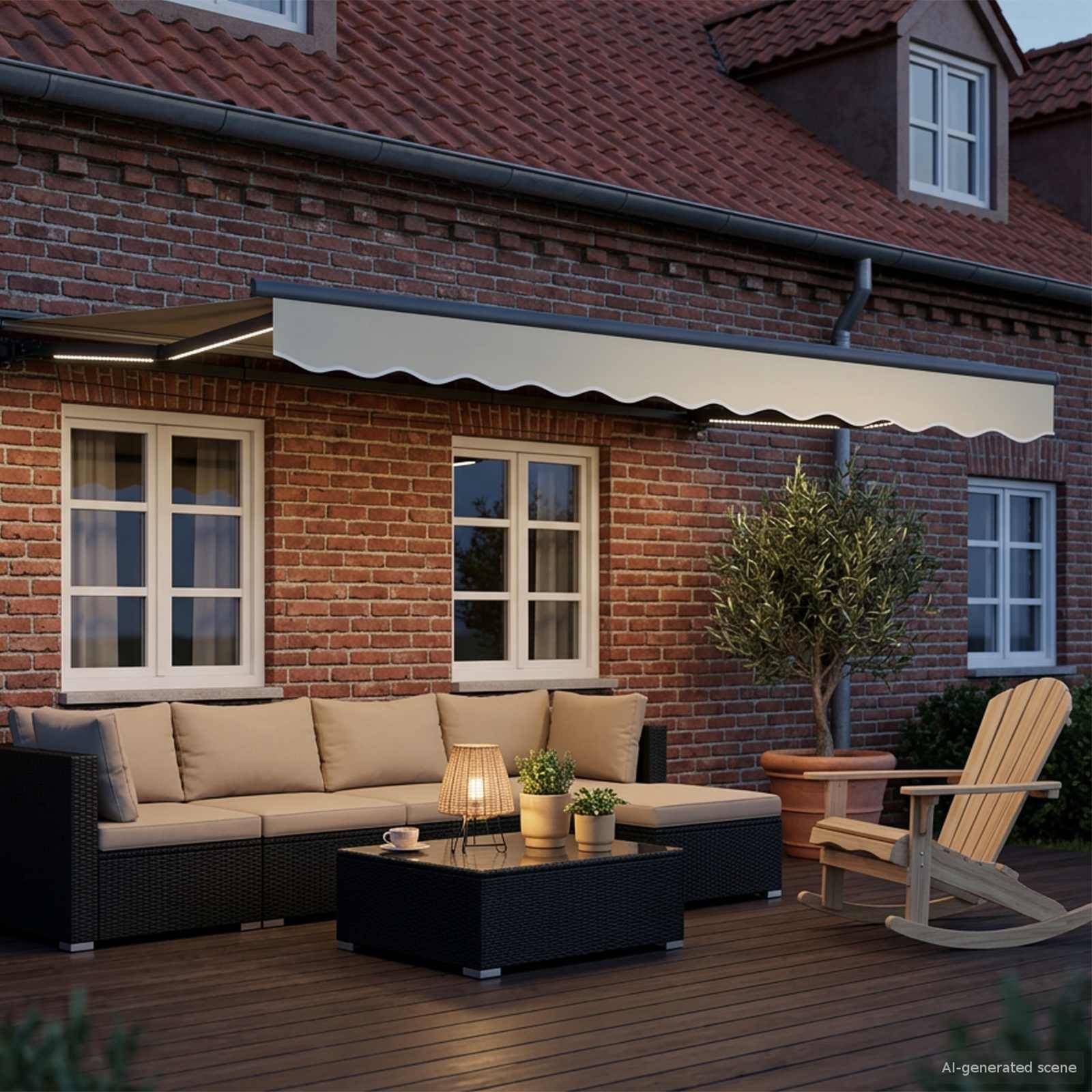Ziegelhausveranda mit beigem Ecksofa, Couchtisch, Schaukelstuhl, Topfbaum und ausfahrbarem Markise auf einer Holzterrasse in der Dämmerung.