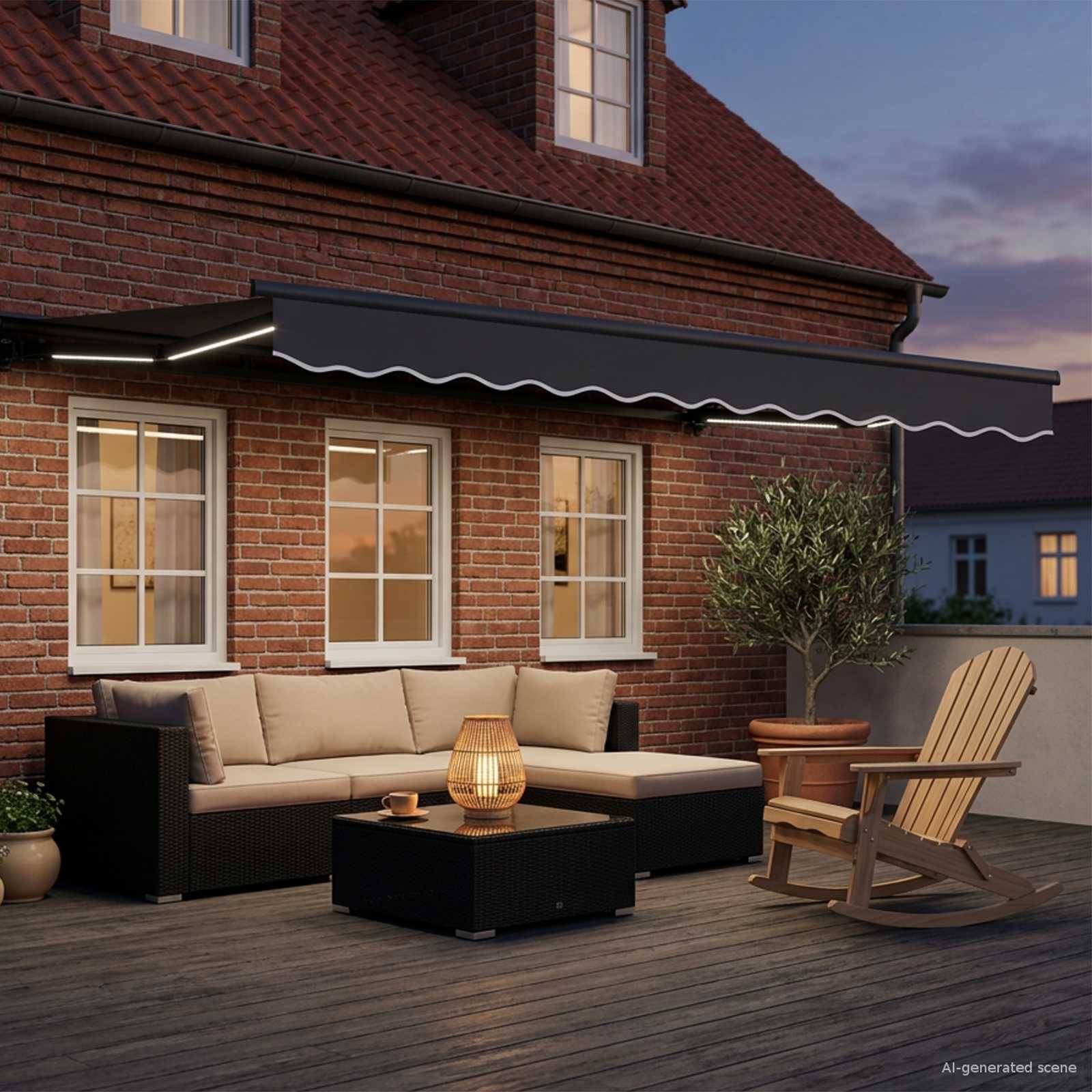 Überdachte Ziegelpflaster-Terrasse mit Außensofa, Couchtisch, Laterne, getopftem Baum und Schaukelstuhl aus Holz neben einem Haus in der Abenddämmerung.