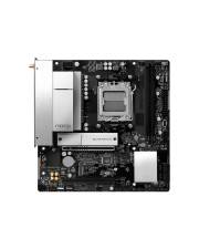 Ein Computer-Mainboard mit sichtbaren Steckplätzen, Anschlüssen und Chipsets auf einer schwarzen Leiterplatte, mit silberfarbenen Kühlkörpern ausgestattet.