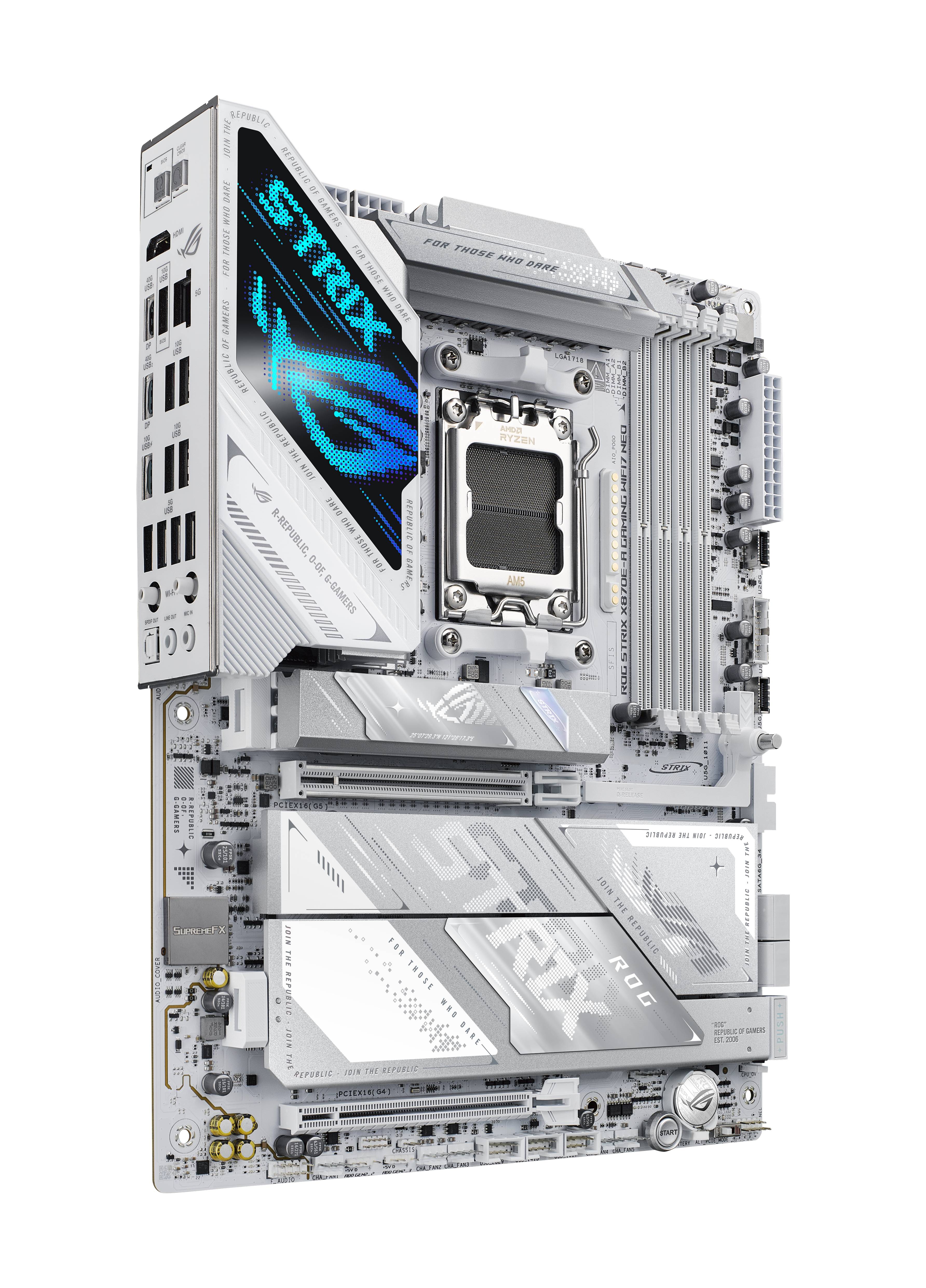 Weiße ASUS ROG Strix Hauptplatine vor schwarzem Hintergrund, hervorhebend die CPU-Buchse, PCIe-Steckplätze und die beleuchtete „ROG STRIX