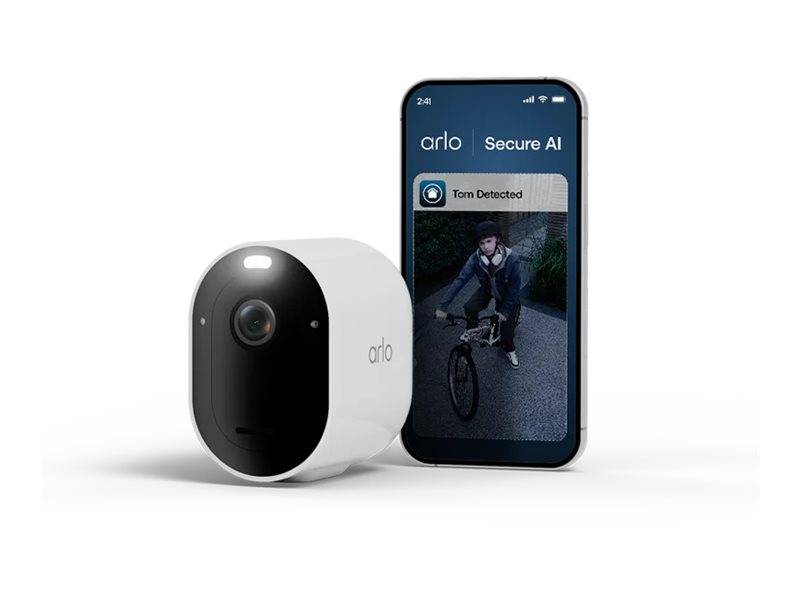 Eine Sicherheitskamera und ein Smartphone zeigen eine Benachrichtigung an: „Secure AI - Tom erkannt
