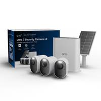 Arlo Ultra 3 Sicherheitskamera 3er-Set mit drei drahtlosen Kameras, Basisstation, Solarpanel und Einzelhandelsverpackung auf weißem Hintergrund.