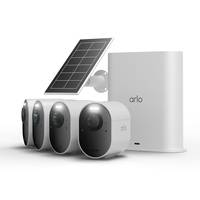 Arlo-Sicherheitskamerasystem mit vier Außenkameras, einem Solarpanel und einer Hub-/Basisstation auf weißem Hintergrund.