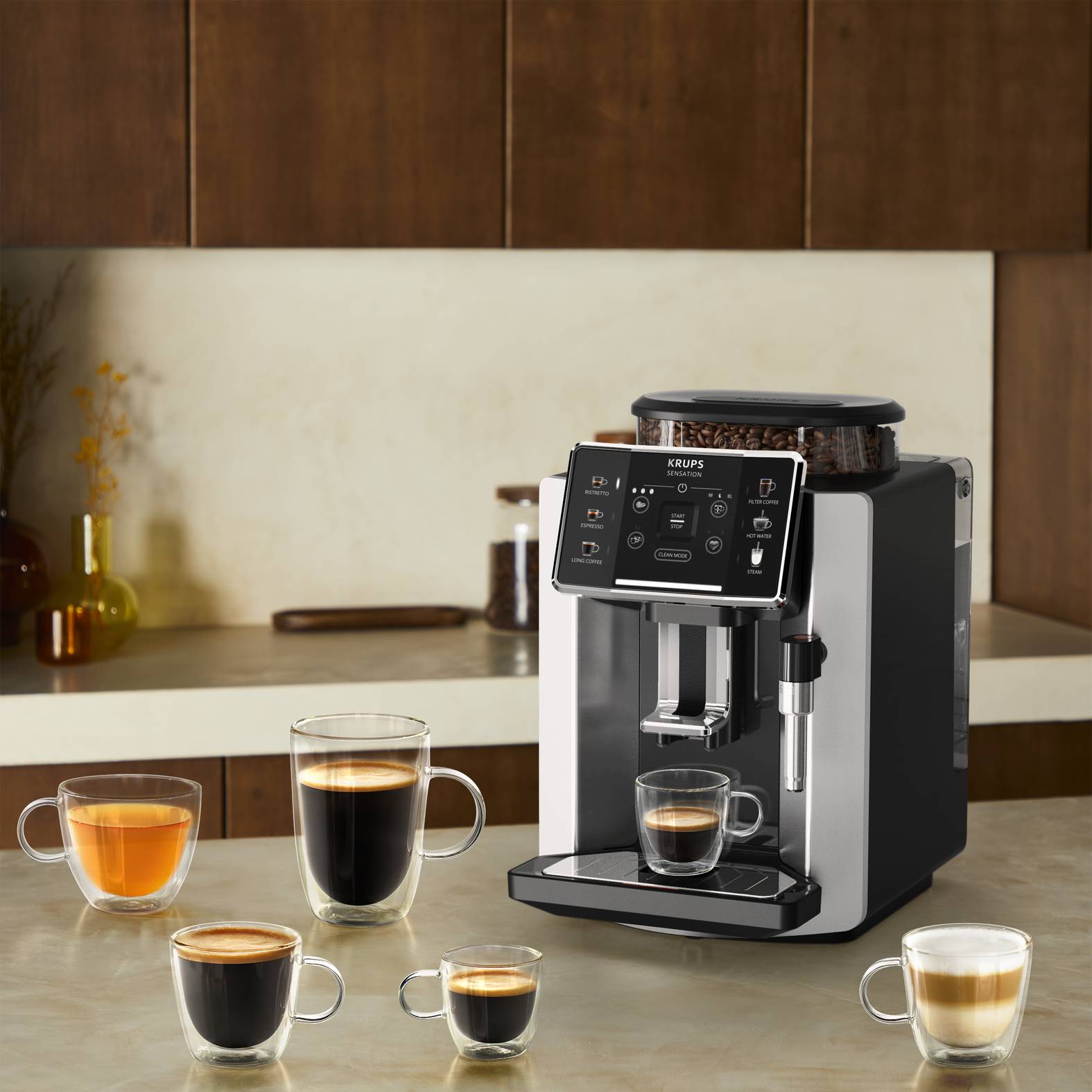 Arbeitsplatte-Automatische Kaffeemaschine mit mehreren Glastassen verschiedener Kaffegetränke in einer modernen Küche.