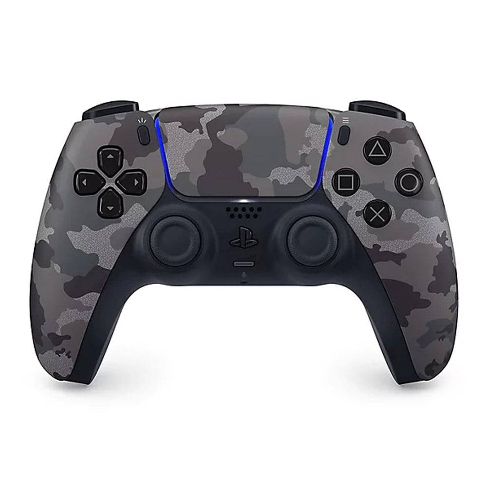 Tarnmuster-PlayStation 5 DualSense-Controller mit schwarzen Griffen, blauen Lichtakzenten und sichtbaren Tasten und Joysticks auf weißem Hintergrund.