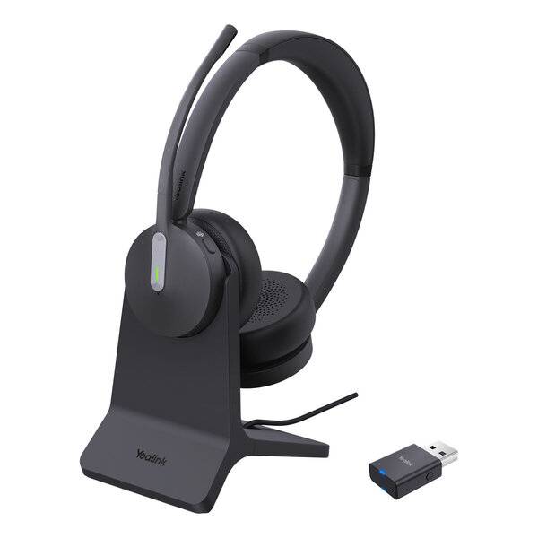 Schwarze kabellose Over-Ear-Kopfhörer auf einer Ladestation mit USB-Adapter, gezeigt auf weißem Hintergrund.