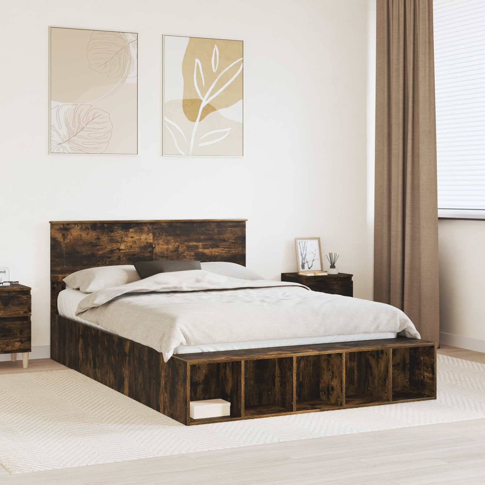 Modernes Schlafzimmer mit einem Holzbett, beigen Bettwaren und zwei abstrakten Kunstwerken an der Wand; natürliches Licht von einem großen Fenster.
