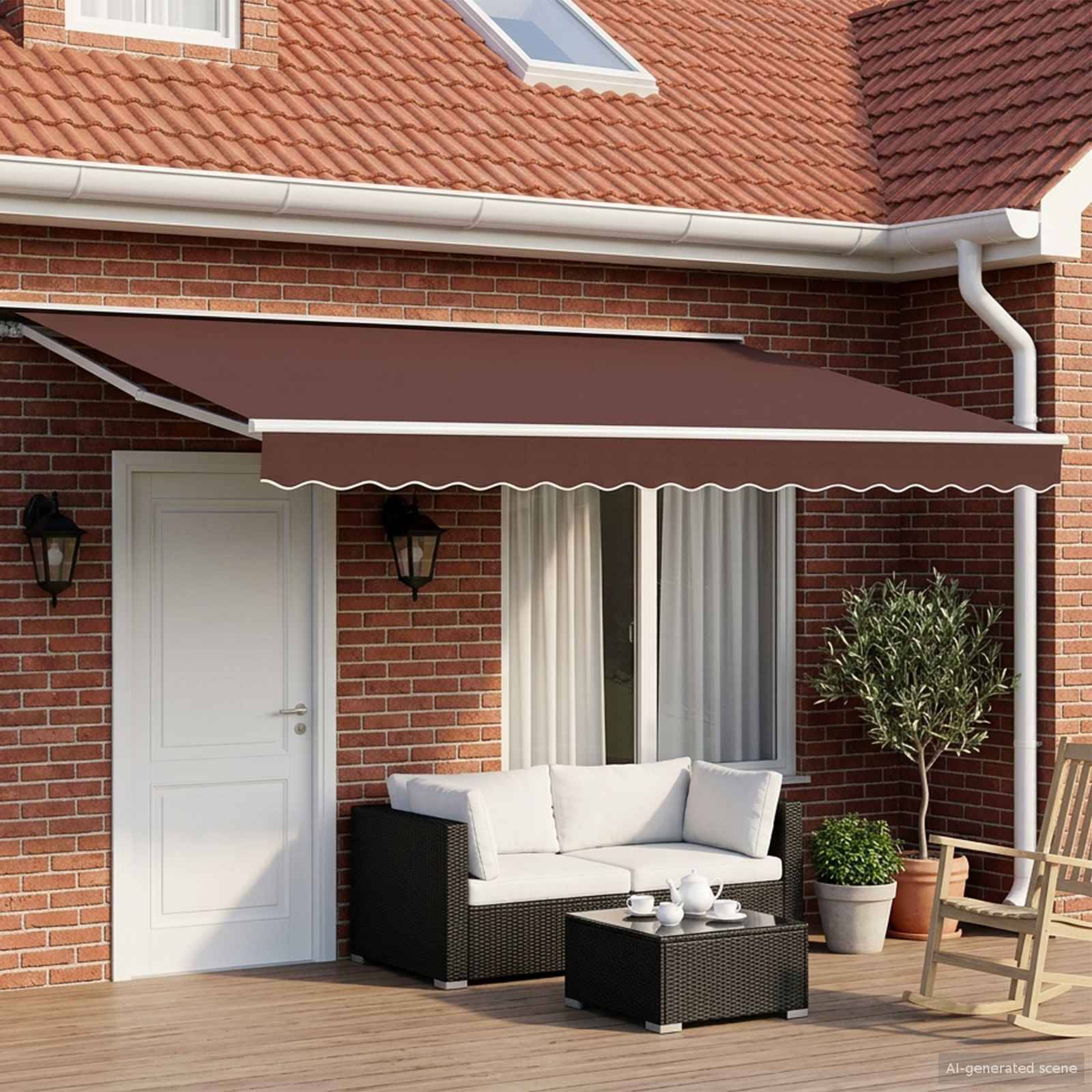 Terrassenbereich eines Backsteinhauses mit einer braunen ausfahrbaren Markise über einem weißen Outdoor-Sofa, Couchtisch, Topfpflanzen und einem Stuhl.