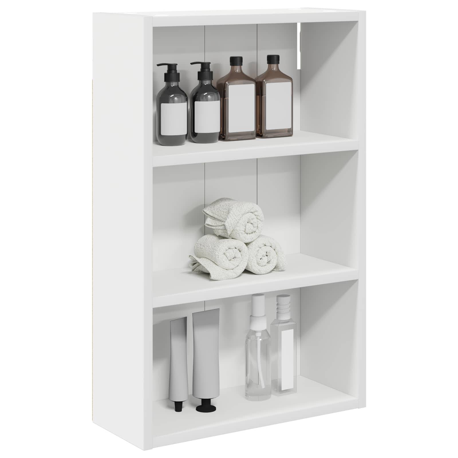 Weißer Badezimmer-Wandschrank mit drei Regalen, auf denen Pumpflaschen, gefaltete Handtücher und Toilettenartikel aufbewahrt werden