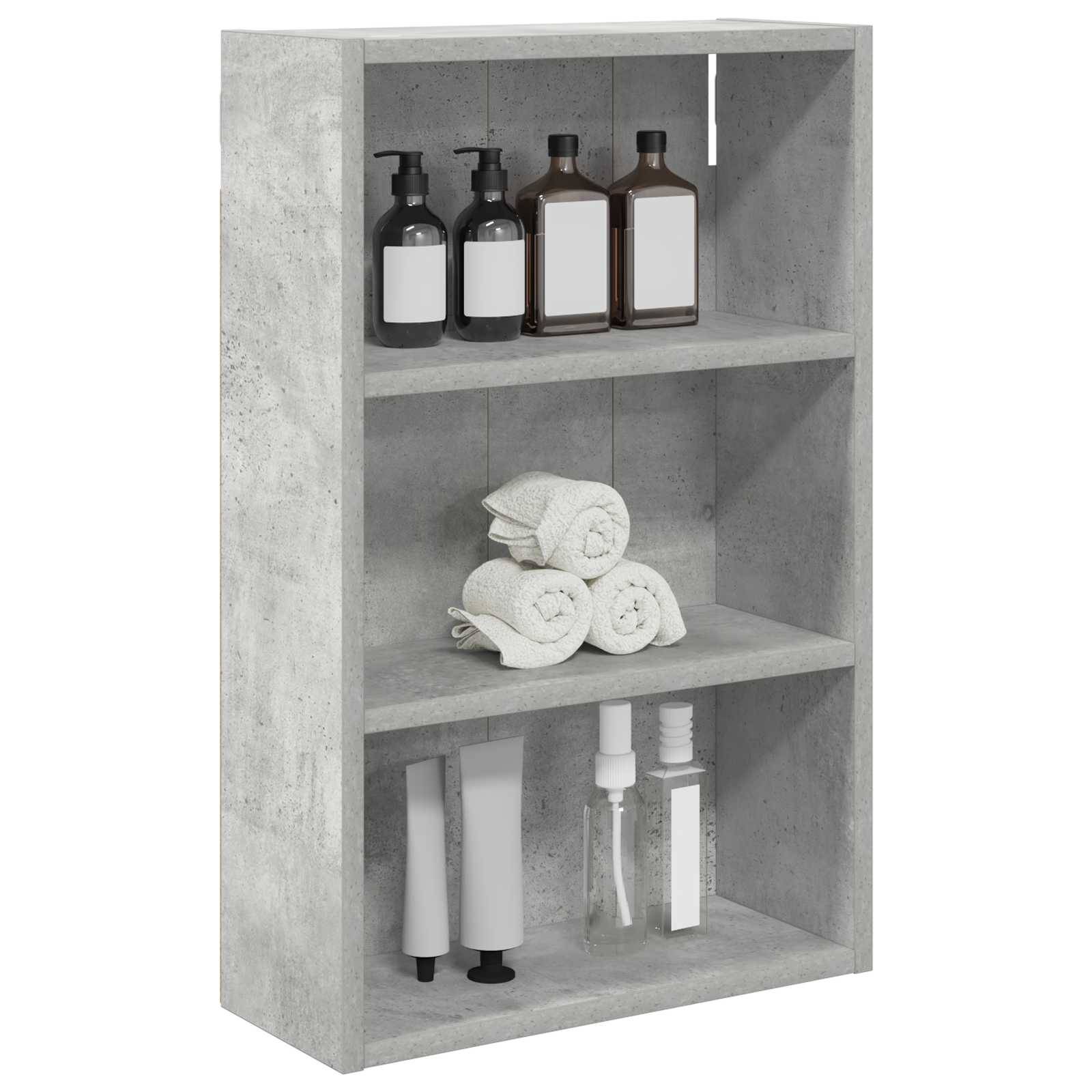 Graues Betonbadezimmerregal mit Flaschen, zusammengerollten Handtüchern und Toilettenartikeln auf drei Regalen angeordnet.