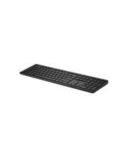 Schwarze Computertastatur auf weißem Hintergrund, in schräger Perspektive gezeigt.