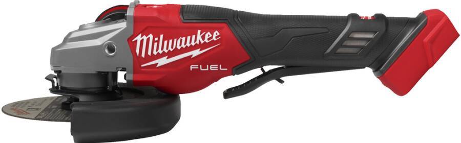Eine Nahaufnahme des Griffbereichs eines Milwaukee Fuel Elektrowerkzeugs, die das Markenlogo und einen Teil des Griffdesigns zeigt.