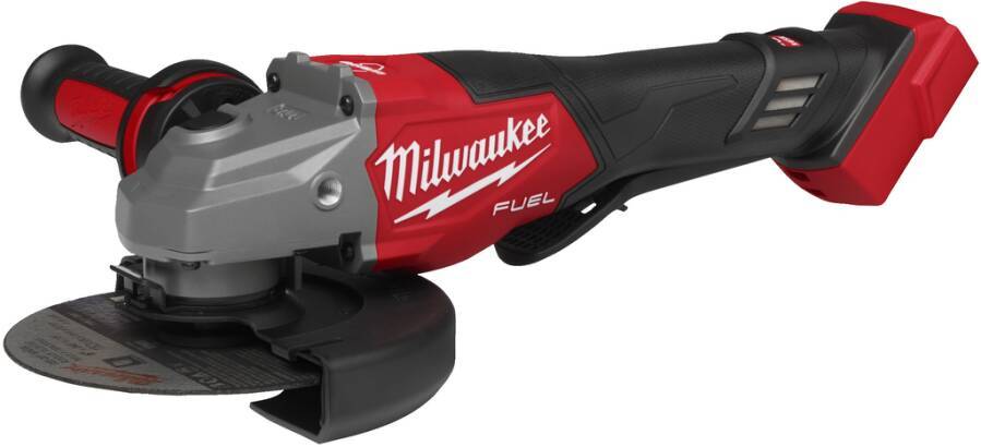 Ein rot-schwarzes Milwaukee FUEL-Elektrowerkzeug, möglicherweise ein Winkelschleifer, mit ergonomischem Griff und sichtbarem Branding auf der Seite.