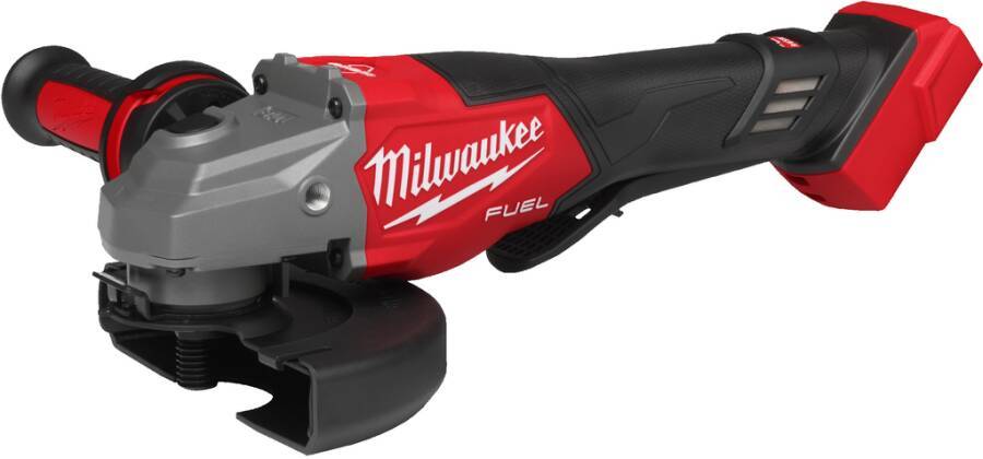 Rote und schwarze Milwaukee Fuel Elektrowerkzeug mit sichtbarem Markenlogo. Wird zum Schleifen oder Schneiden verwendet und zeichnet sich durch ein kompaktes Design aus.
