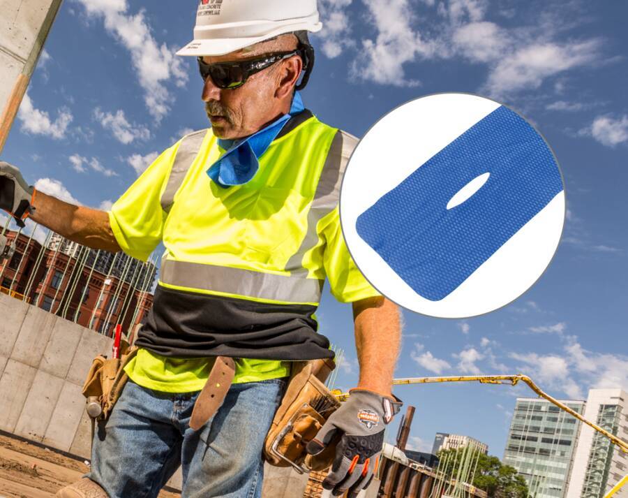 Ein Bauarbeiter mit Helm und Schutzausrüstung, der auf einer Baustelle steht, mit einer grafischen Detailansicht eines Sicherheitsgurts.