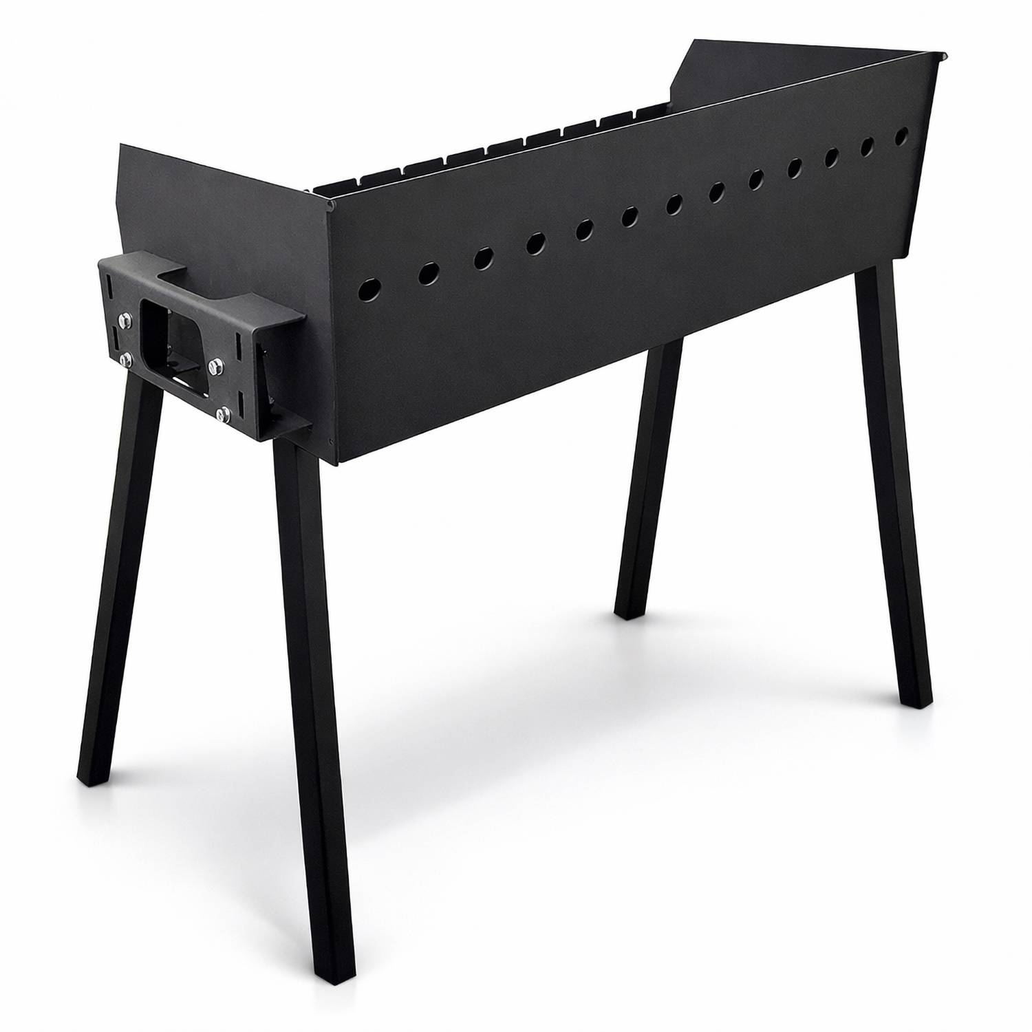 Ein schwarzer Metallgrillrost aus Holzkohle mit vier Beinen, geeignet zum Kochen im Freien. Der Grill hat eine rechteckige Form mit Lüftungslöchern.