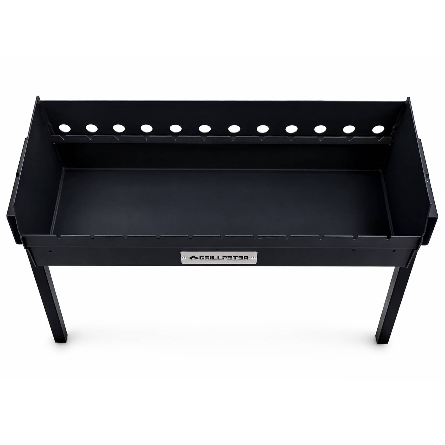 Ein schwarzer, rechteckiger Grill mit einer perforierten oberen Kante und dem "Grillestar""-Logo auf der Vorderseite. Konzipiert für das Kochen im Freien.