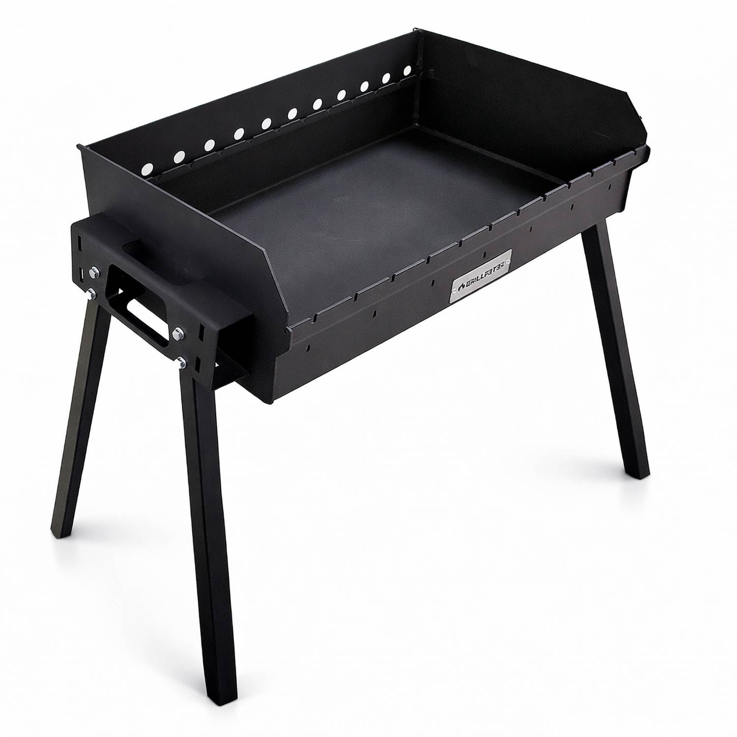 Ein schwarzer, rechteckiger tragbarer Grill mit stabilen Beinen, mit belüftetem Design und einem kleinen Griff an der Seite, geeignet zum Kochen im Freien.