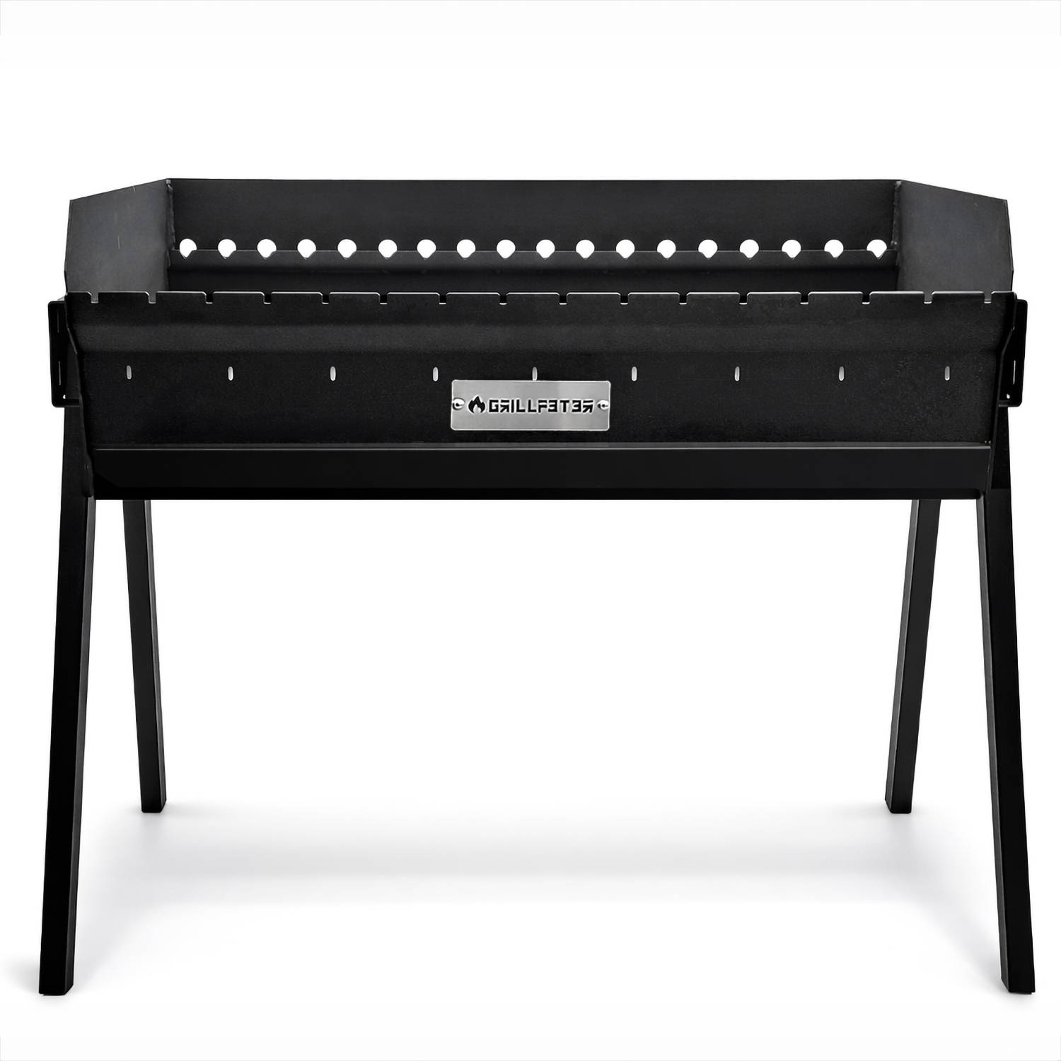 Ein großer schwarzer Metallgrill mit durchlöchertem Design und vier stabilen Beinen steht vor einem einfachen Hintergrund.