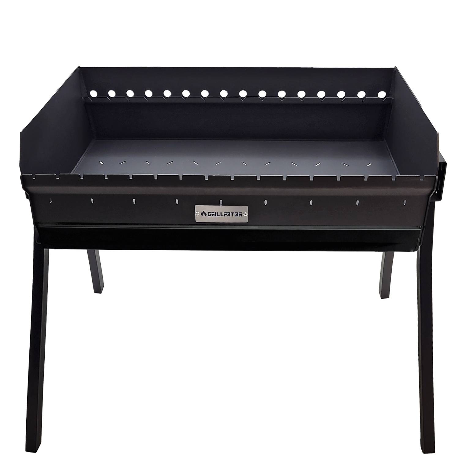 Ein schwarzer, rechteckiger Metallgrill mit Beinen, mit durchlöchertem oberen Rand zur Belüftung, geeignet für Outdoor-Grillveranstaltungen.