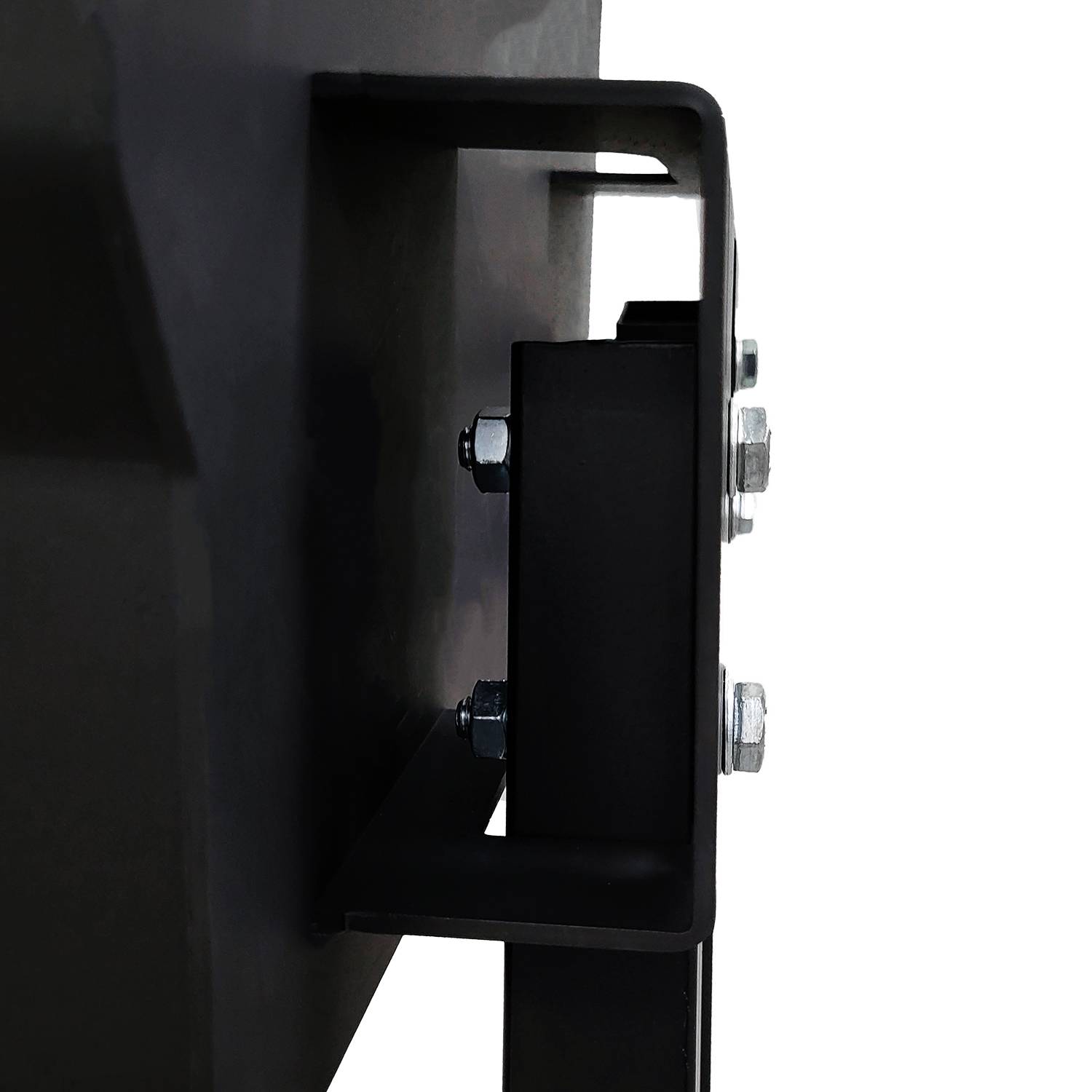 Nahaufnahme der Seitenansicht einer dunklen Metallhalterung mit Bolzen vor einem einheitlichen Hintergrund. Der Fokus liegt auf den Hardwaredetails und der Konstruktion.