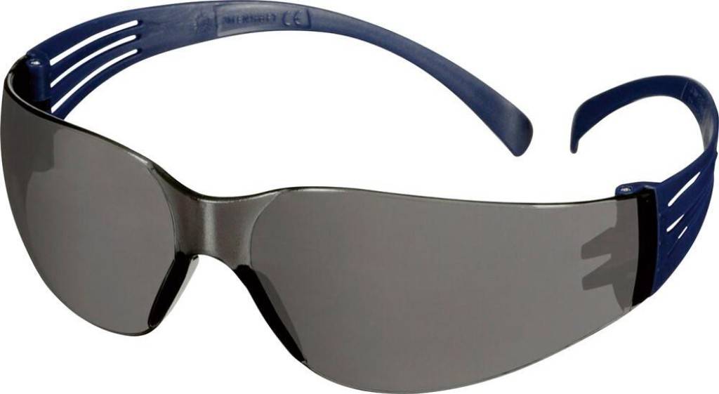 3M� Brille SecureFit� 100Eigenschaften Sportliches Design mit blauen Bügeln Geschlitze Rippen im Bügel für komfortablen Druckausgleich