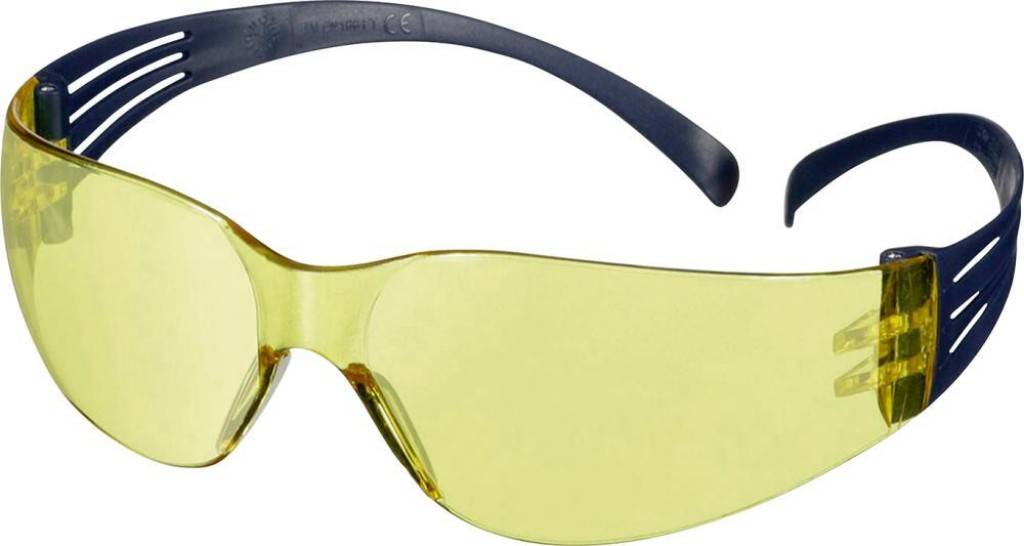 3M� Brille SecureFit� 100Eigenschaften Sportliches Design mit blauen Bügeln Geschlitze Rippen im Bügel für komfortablen Druckausgleich