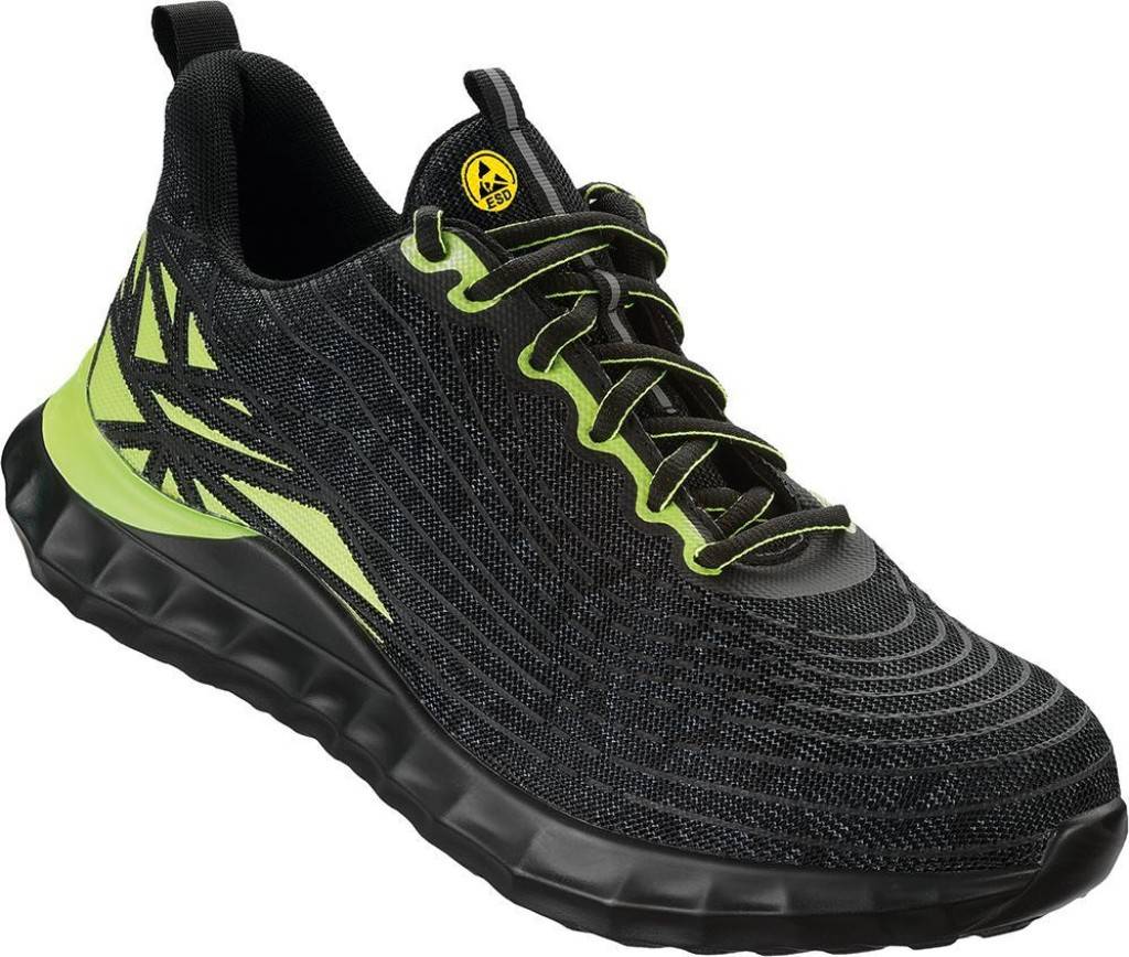Ein schwarzer Sportschuh mit leuchtend grünen Akzenten, mit Mesh-Obermaterial und schwarzer Sohle, entwickelt für Komfort und Leistung.