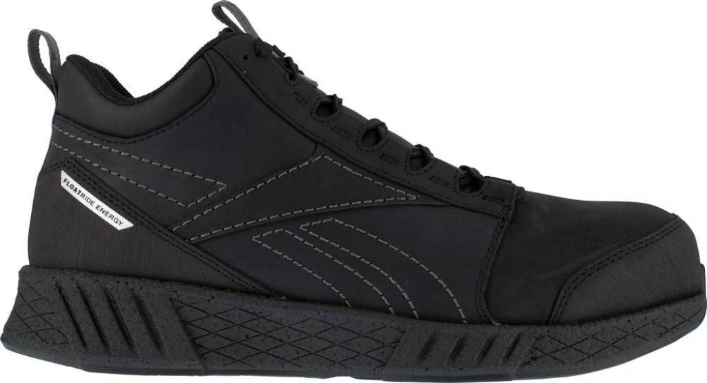 Ein schwarzer hoher Sneaker mit strukturierter Sohle und gesteppten Details, die sein Design und seinen Stil hervorheben.
