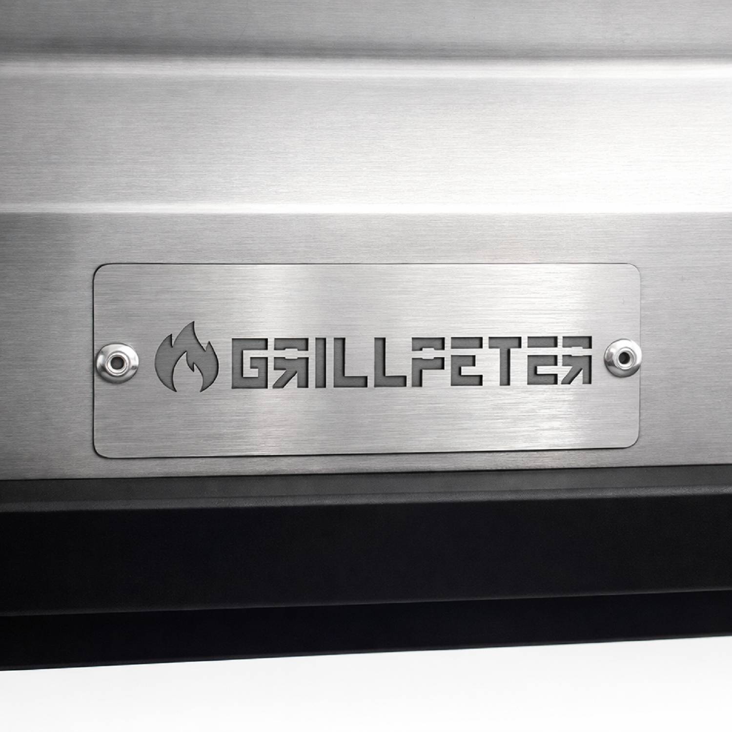 Metallplatte mit eingraviertem Text „GRILLPETER