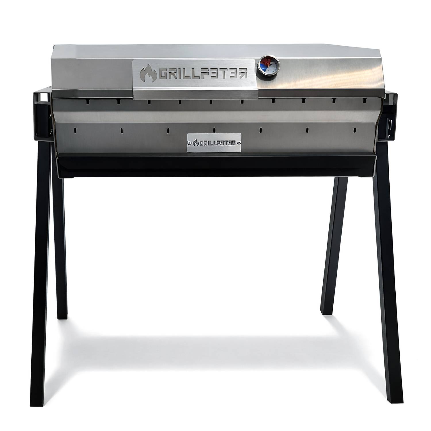 Ein Edelstahlgrill mit der Bezeichnung „Grilllator" auf einem schwarzen Ständer, mit einem runden Thermometer oben rechts.
