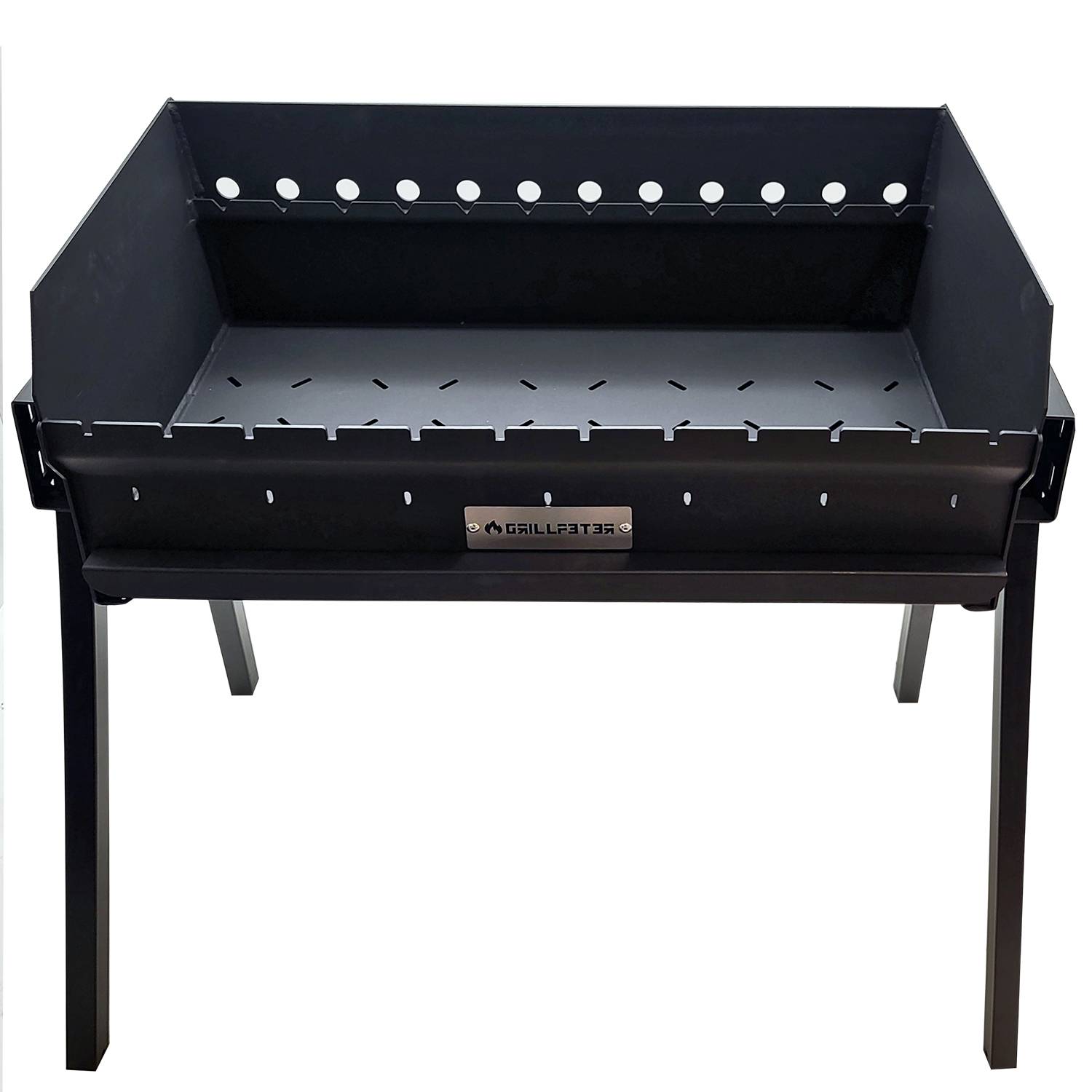 Ein tragbarer schwarzer Grill mit vier Beinen und perforiertem Rücken, entworfen für Außengrillarbeiten. Der Grill hat ein beschriftetes Metallschild.