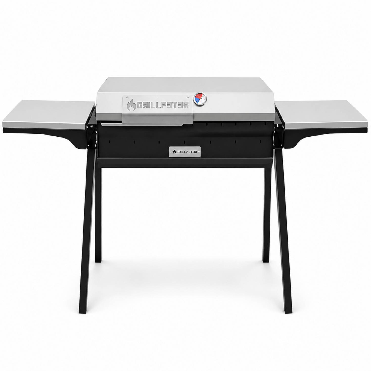 Frontansicht eines tragbaren Gasgrills mit zwei seitlichen Ablagen, schwarzen Beinen und silbernem Deckel auf weißem Hintergrund.