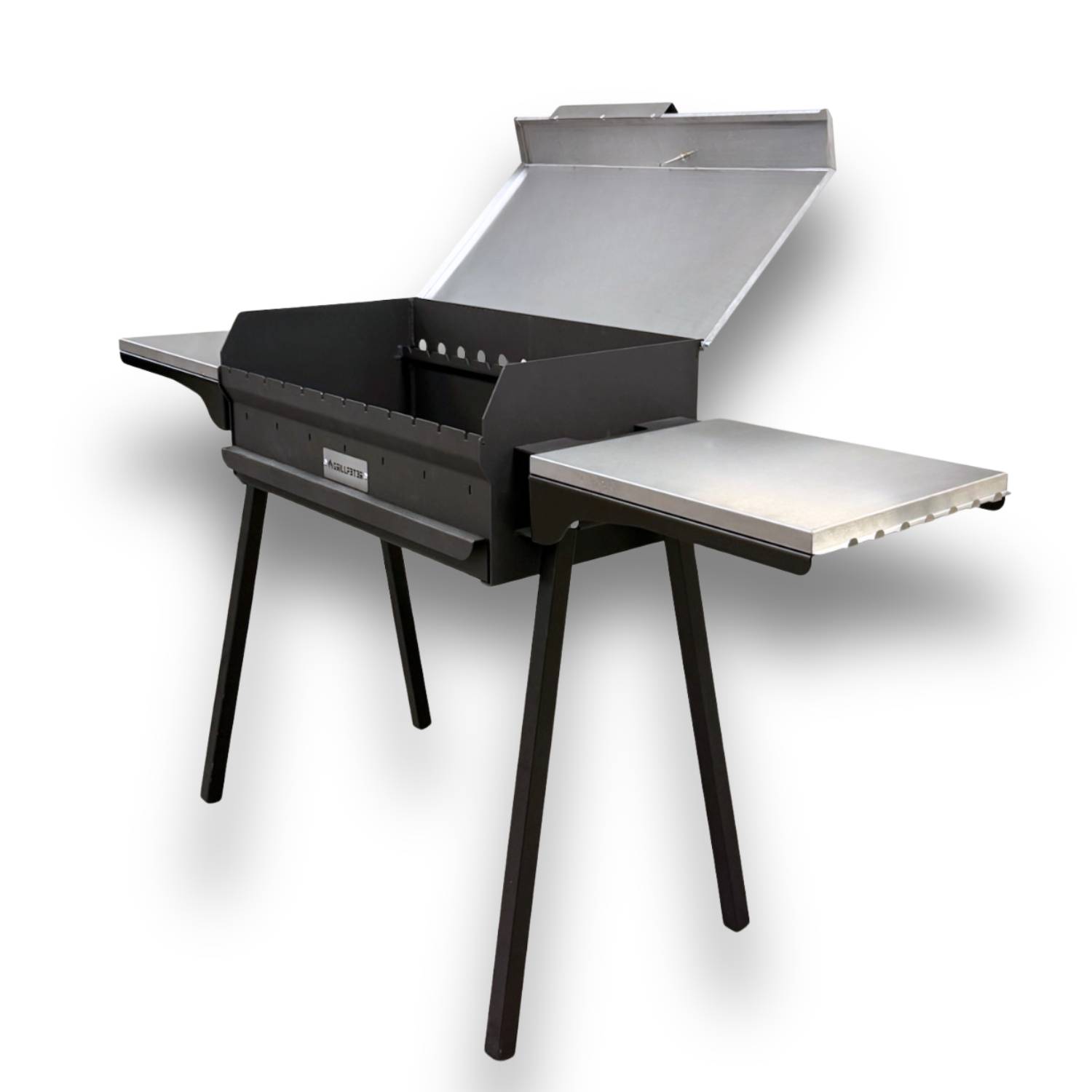 Schwarzer Metalloutdoor-Grill mit offenenem Deckel und Seitenablage auf vier Beinen, vor weißem Hintergrund gezeigt.