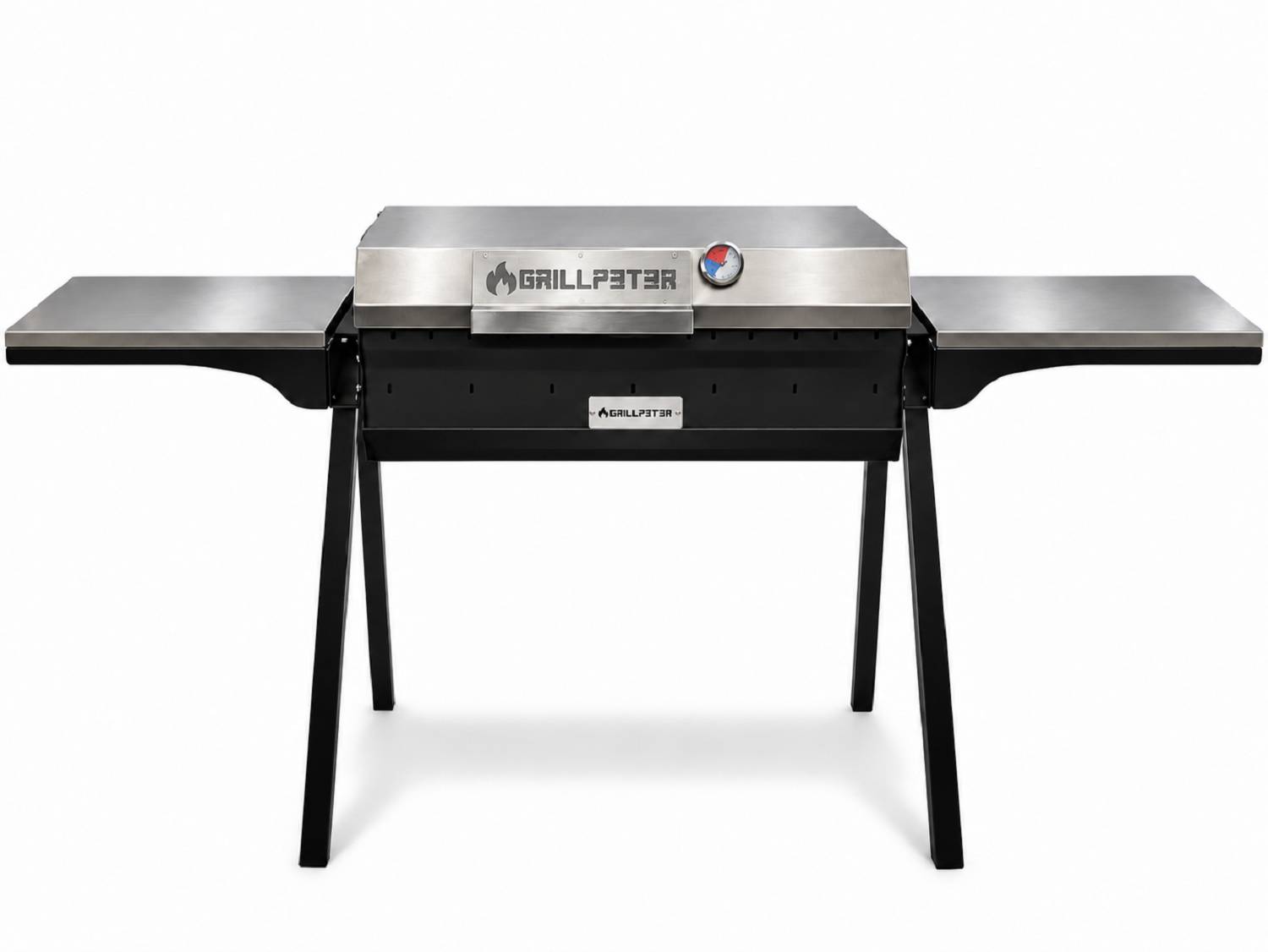 Edelstahl-Gasgrill mit zwei Seitenablagen und vier schwarzen Beinen, Vorderansicht auf weißem Hintergrund gezeigt.