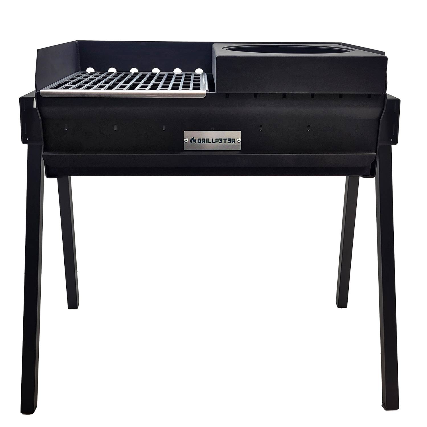 Ein schwarzer Metallaußengrill mit einer Grillfläche und einer angrenzenden flachen Kochfläche, gestützt auf vier stabile Beine.