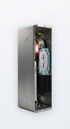 Offenes Metallgehäuse für Elektroinstallation mit sichtbarer Innenverdrahtung, Schaltkomponenten und einem montierten Industriegerät im Inneren.