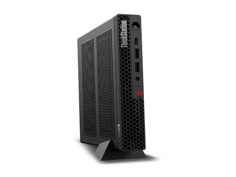 Schwarzer Lenovo ThinkStation P3 Tiny Desktop-Turm auf einem Ständer, von vorne rechts gezeigt, mit sichtbaren Belüftungspanelen und USB-Anschlüssen.