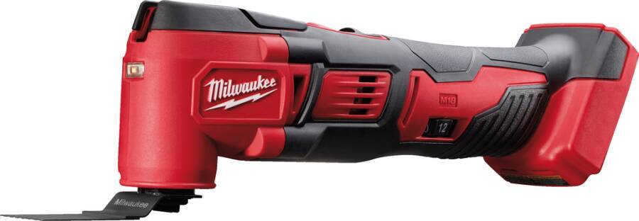 Rotes Milwaukee-Akku-Multifunktionswerkzeug mit schwarzem Griff und Aufsätzen, gezeigt auf weißem Hintergrund.