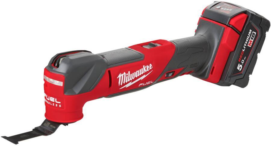 Rotes und schwarzes Milwaukee M18 Fuel kabelloses Oszillations-Multifunktionswerkzeug mit angebrachtem Blatt, dargestellt auf weißem Hintergrund.