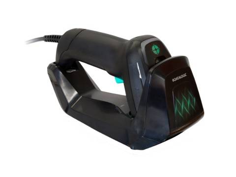 Tragbarer schwarzer Barcode-Scanner mit Griffschalter und beleuchtetem Frontdisplay, gezeigt vor weißem Hintergrund.