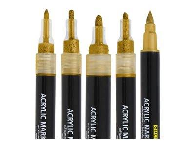 Fünf schwarze Acrylfarben-Markerstifte mit assortiertem Goldspitze aufrecht auf weißem Hintergrund dargestellt.